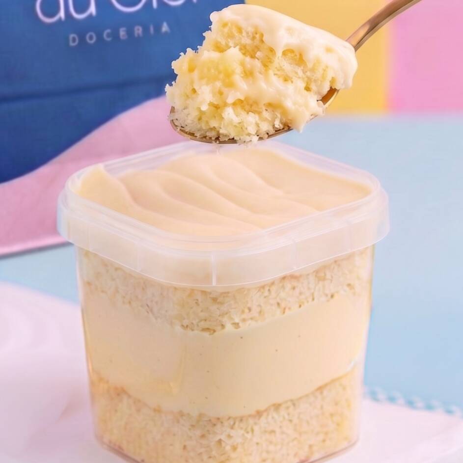 Um bolo no pote com uma combinação deliciosa com a nossa massa de bolo de baunilha molhadinha, com camadas de brigadeiro cremoso branco e finalizado com mousse de Ninho. Uma explosão de sabor para quem ama Ninho!