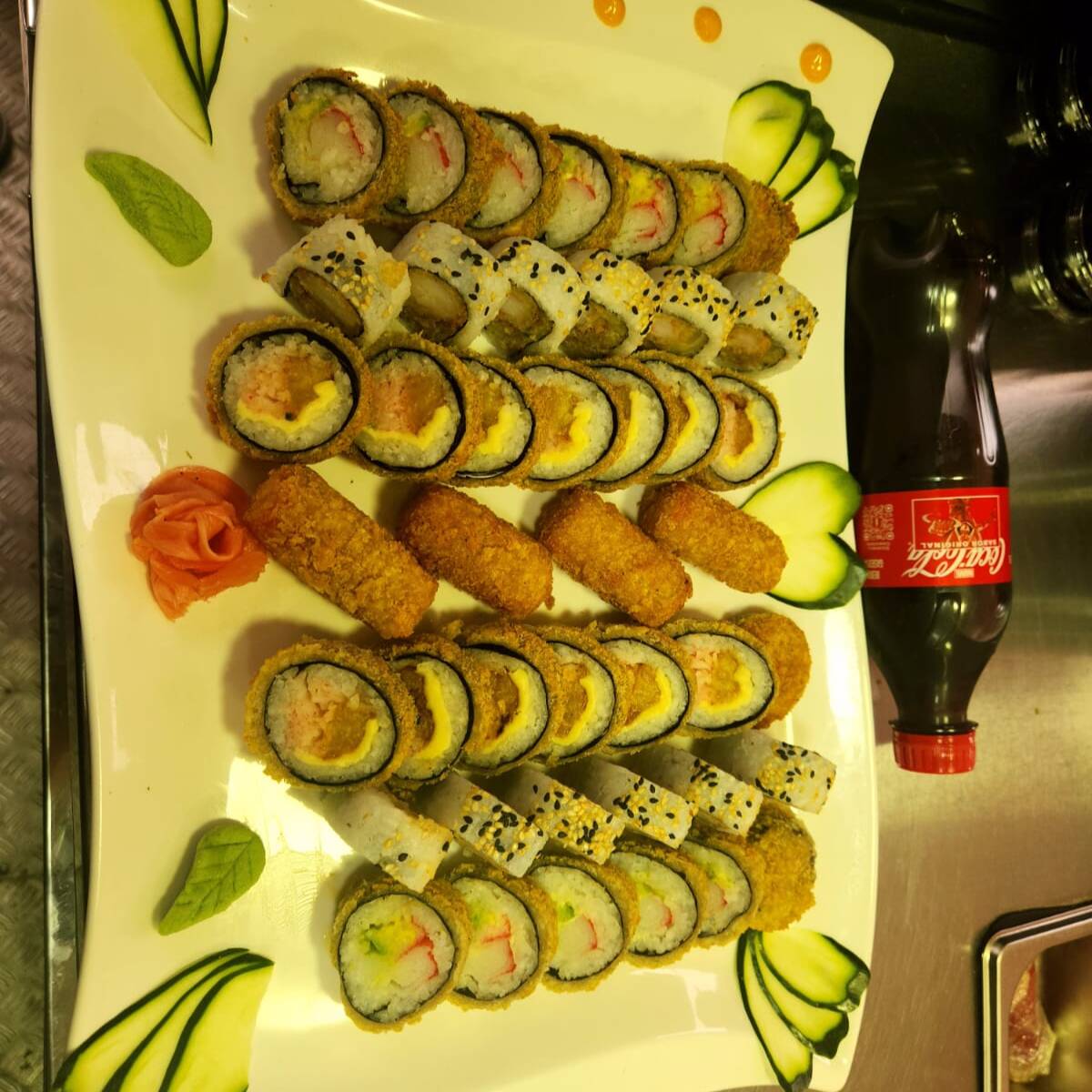 40 piezas de sushi mas gaseosa