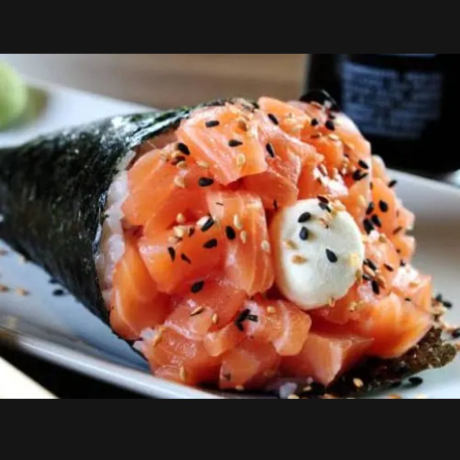 Salmão em cubos, Cream Cheese, arroz, nori e gergelim.
