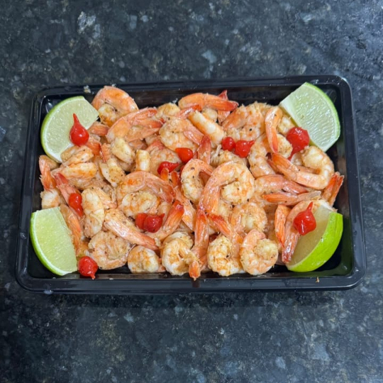 Deliciosa porção de Camarão sem casca, alho frito, azeite, sal a gosto, anjiomoto, alho de cabeça e limão. (400 gramas)