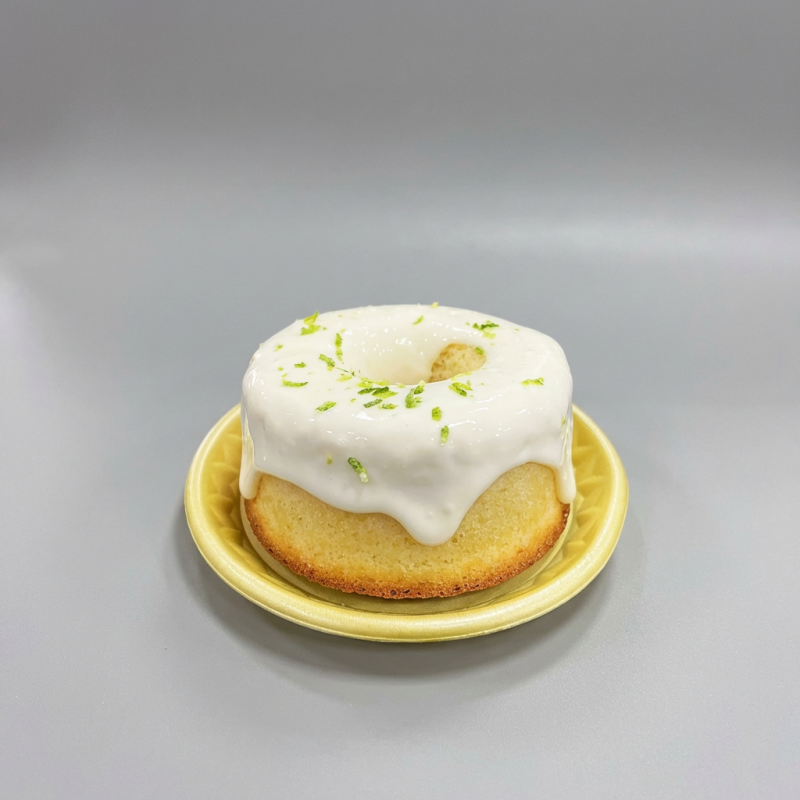 O Bolo Baby de Limão com cobertura de mousse de limão, é um deleite irresistível para quem é apaixonado por este cítrico estimulante. Feito com suco de limões frescos e selecionados, ele se destaca por seu sabor intensamente frutado e vibrante. Este bolo caseiro é incrivelmente macio, uma textura que derrete na boca e deixa um rastro de puro prazer. Para tornar este prato ainda mais tentador, ele é generosamente coberto com uma deliciosa e cremosa mousse de limão. Uma experiência sensorial que vale a pena experimentar!