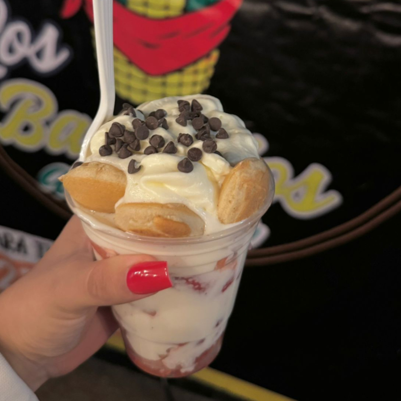 FRESAS CON CREMA Y MINI HOTCAKES