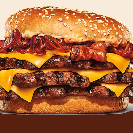 Um hambúrguer com três carnes bovinas grelhadas de 113g, pão com gergelim, queijo derretido, fatias de bacon crocante e o exclusivo molho bk stacker.