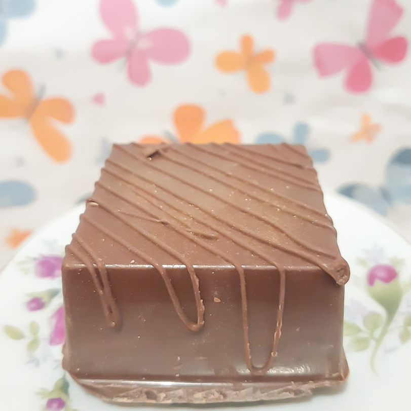 Nosso pão de mel suculento de 60g é incrivelmente saboroso, molhadinho, com uma camada deliciosa de recheio, e um sabor fabuloso de especiarias. Maravilhosamente recheado com Brigadeiro de Caramelo Salgado e uma cobertura fina abraçando essa maravilha. Vem saborear esse pão de mel suculento! --------tags--------- Entrega rápida , desconto , promoção , 0,99 , 0800 , off , cupom , barato , melhor preço , oferta , frete grátis , descontão , preço baixo , Doces , bolos , brigadeiro , docinhos , kit festa , aniversario , bolo de pote , chocolate , morango , sobremesa natalina , Nutella , copo da felicidade , brownie , confeitaria , doceria , gourmet , bombom , piscina , ganache , caseiro , vovó , bento cake , vulcão , red velvet , trufas , banoffe , pudim , doce de leite , pão de mel , Oreo , Kit Kat , ferrero Rocher , cheese cake , tartelete , Ninho , cupcake , afogadinho , bolo , Ninho , brigadeirão , mini , cascão , gourmet , cone , dois amores , morango do amor