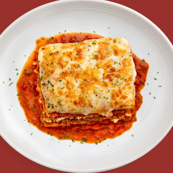Lasagna preparada com com carne bovina e suína, mix de queijos ricotta, parmesão Faixa Azul e mozzarella, e nosso molho pomodoro.