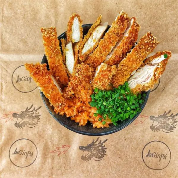 Arroz Japonês Frito em óleo de gergelim, envolto em molho picante especial, gergelim torrado e frango empanado. Finalizado com cebolinha.