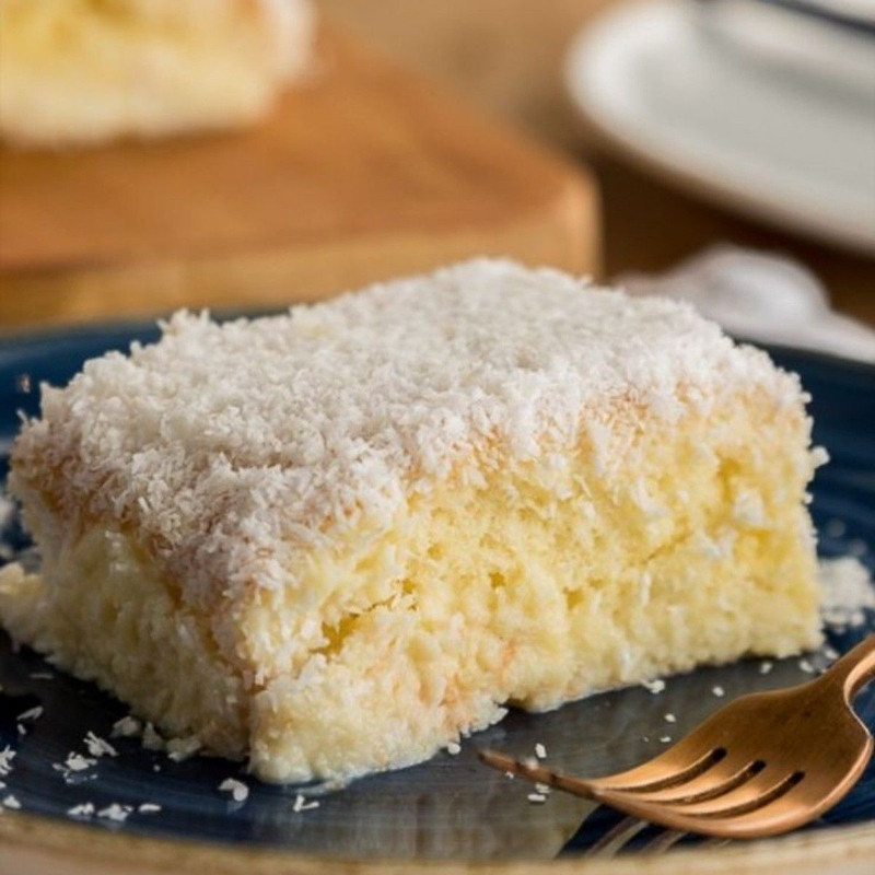 Massa de baunilha fofinha e super molhadinha com bastante coco ralado
