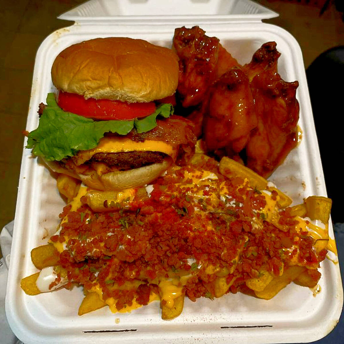 Hamburguesa Cheddar + 3 Alitas + Papas