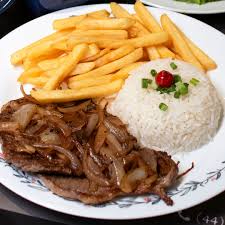 montado na marmita 500 ML uma deliciosa combinação de arroz branco com batata frita um delicioso Bife acebolado e uma deliciosa coca cola 200 ml para refrescar a sua refeição