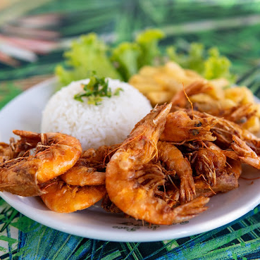 Delicie-se com nosso 'Camarão Empanado', uma estrela da categoria 'Pratos Executivos com Camarão'. Este prato é cuidadosamente preparado com camarões frescos, revestidos em uma crosta crocante e dourada, fritos à perfeição. Servido com um generoso acompanhamento de arroz branco, perfeitamente cozido, e batatas fritas, crocantes por fora e macias por dentro. Para completar, um molho tártaro