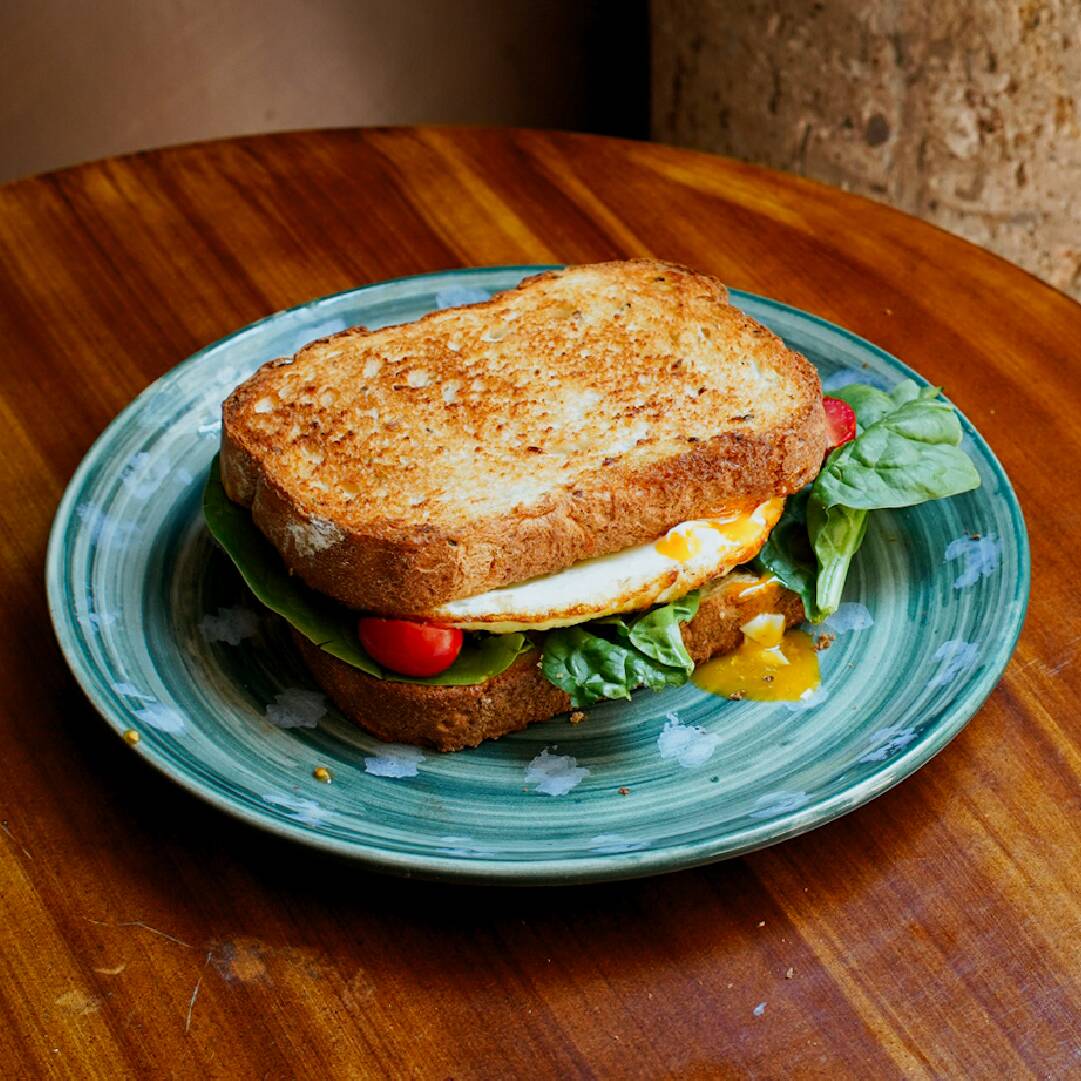 Sandwich de huevo estrellado c/cherrys y espinaca