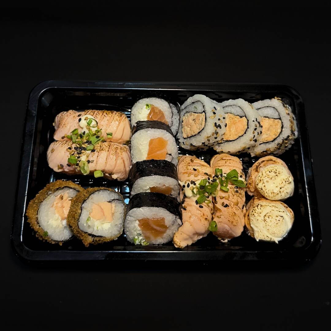Box 12 peças 3 maki Filadélfia 3 nigiris salmão maçaricados 3 joe salmão cream cheese 3 ura salmão grelhado