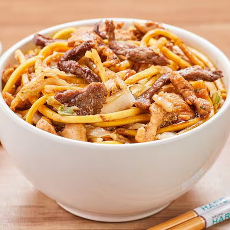 Carne, frango, legumes ao molho shoyu, especiarias orientais, e óleo de gergelim torrado. Porção individual 450g