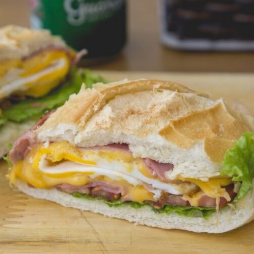 Preparado com pão francês macio, presunto, queijo prato, ovo, alface e tomate.