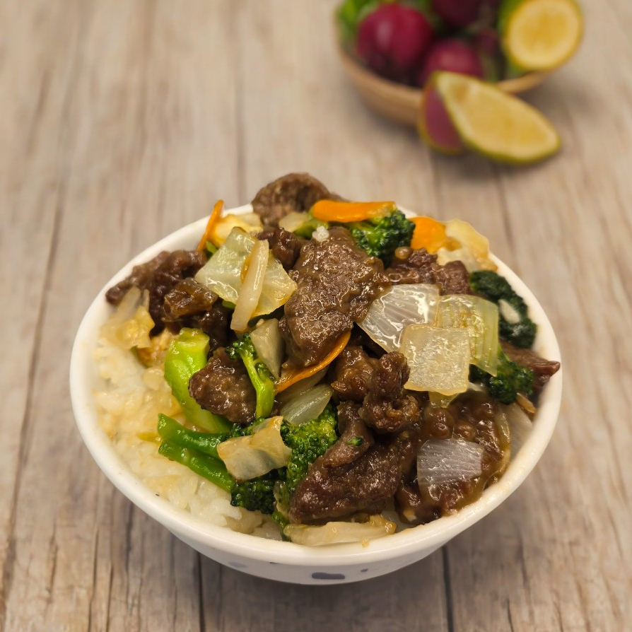 Carne bovina fatiadas ao molho oriental com legumes refogados no estilo Chop Suey (acelga, brócolis, cebola e cenoura). Arroz a sua escolha. Peso aproximado : 550g