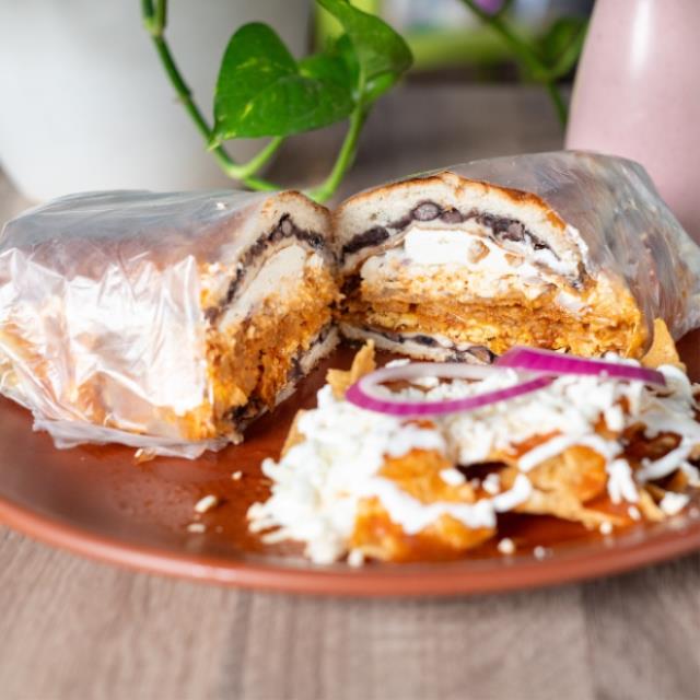 TORTA DE CHILAQUILES CON PASTOR