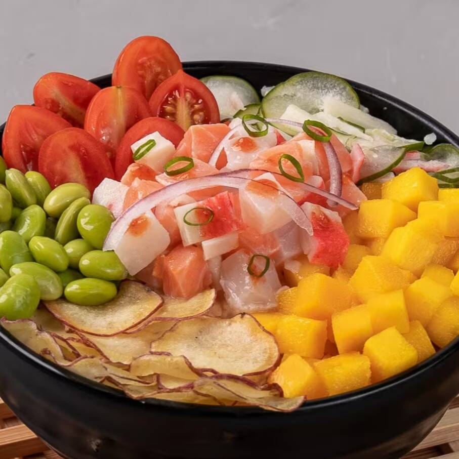 Base à sua escolha, ceviche mix (Salmão, tilápia e kani temperados com limão, pimenta chilli e cebola roxa), sunomono (salada de pepino, kani e gergelim), manga, chips de batata doce, edamame, tomate cereja e cebolinha.
Escolha a base do seu poke: Arroz japonês (shari) ou Salada!