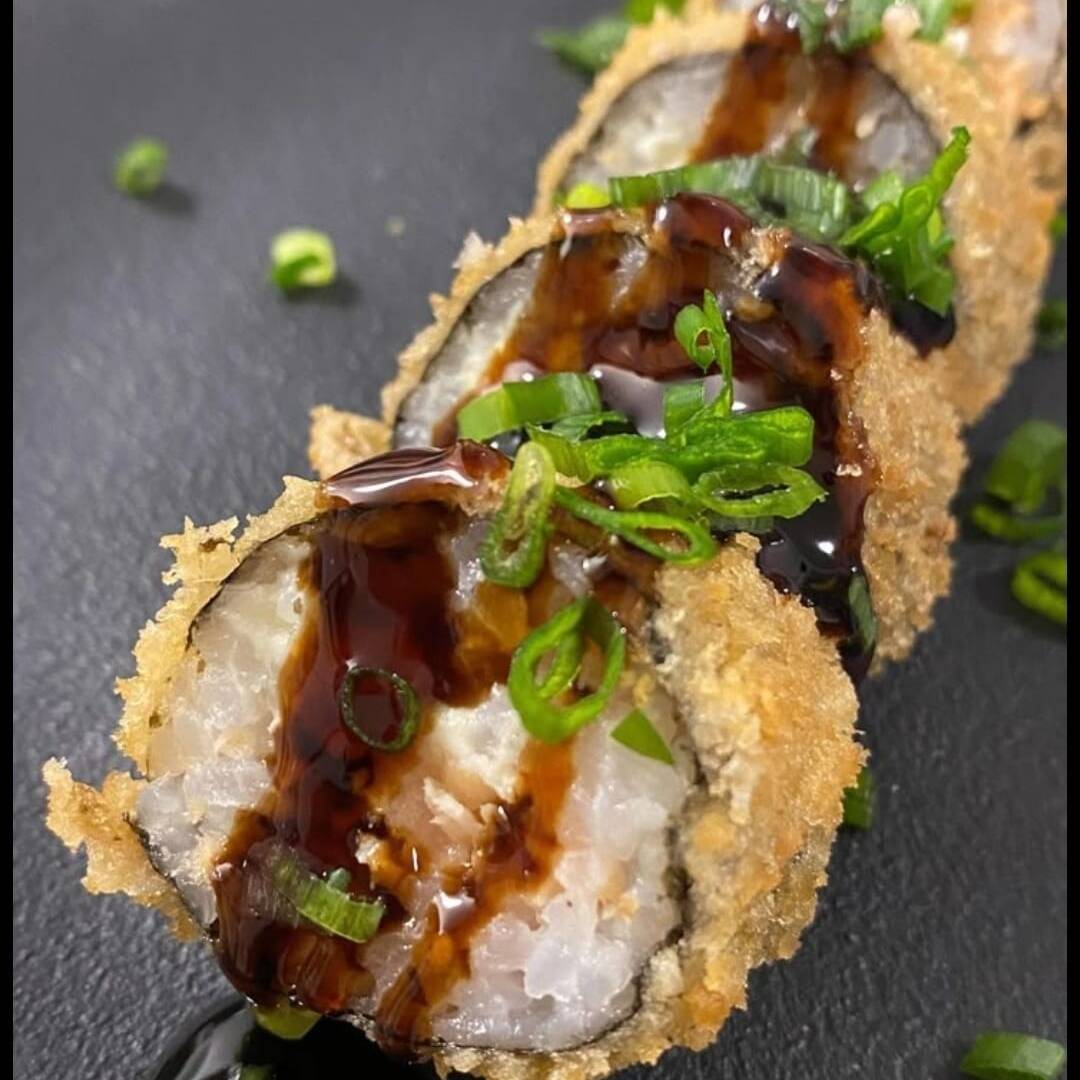 Pate de salmao cremoso creme cheese envoldo com arroz japones e alga marinha empanado na farinha panko