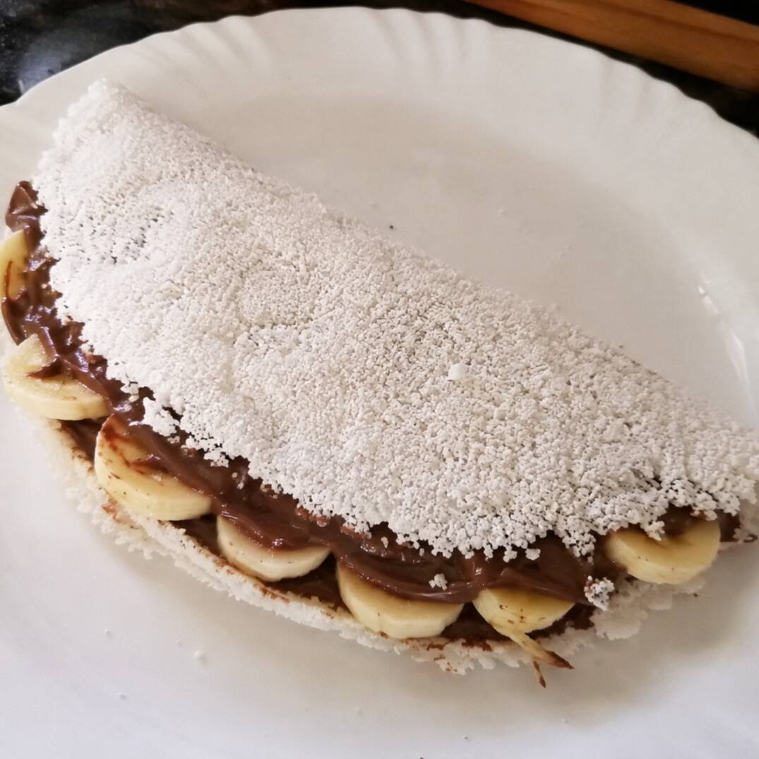 tapioca de nutella com pedaços de banana .