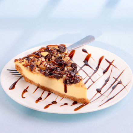 Pay de Queso con Cajeta, Chocolate y Nuez