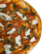 Queijo mussarela de leite de castanha da Germinou, tomate cereja e folhas de manjericão