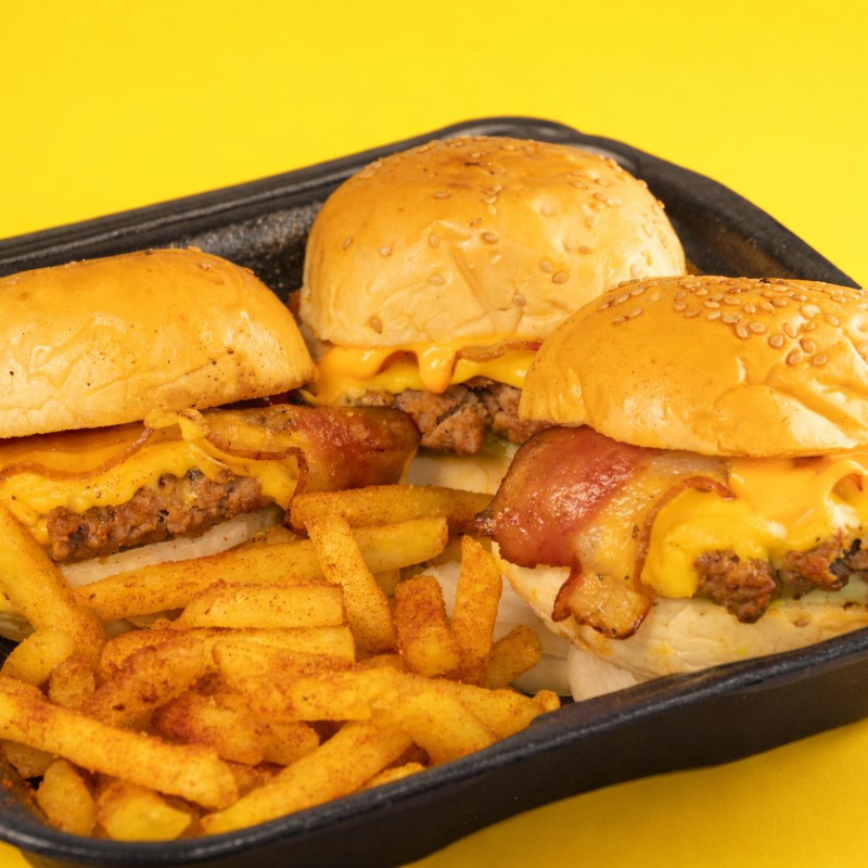 3 Mini Hamburguesas + Papas fritas