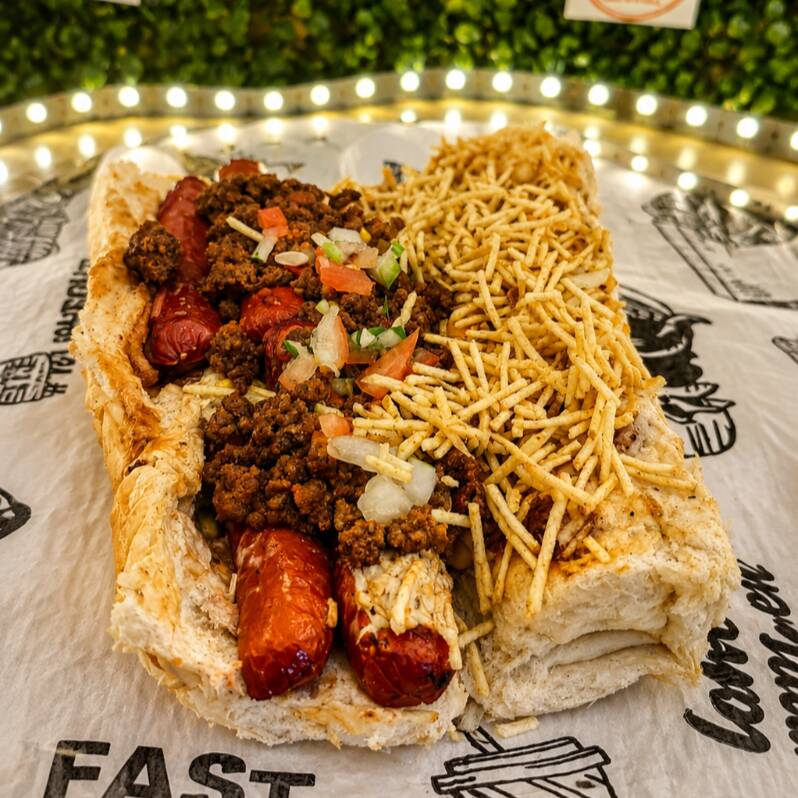 Big dog no pão macio com salsicha, molho especial, picadinho de carne, vinagrete, batata palha crocante e queijo ralado