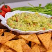 OS NACHOS ORIGINAIS DA CULINÁRIA MEXICANA, SÃO AQUELAS DELICIOSAS TORTILHAS DE MILHO COM FORMATO TRIANGULAR E CROCÂNCIA ÚNICA. PORÇÃO DE NACHOS 90 GRAMAS, ACOMPANHA COM OS MELHORES MOLHOS: > CHILLI BEANS (MOLHO A BASE DE CARNE MOÍDA, FEIJÃO VERMELHO, PIMENTÕES E TEMPEROS DA CASA) > CHILLI CARNE (MOLHO A BASE DE CARNE MOÍDA, FEIJÃO VERMELHO, PIMENTÕES E TEMPEROS DA CASA) > GUACAMOLE (MOLHO A BASE DE ABACATE, AZEITE, LIMÃO E CHEIRO VERDE) > SOUR CREAM (MOLHO A CREMEDE LEITE,CREAM CHEESE,LIMÃO E SAL) > QUEIJO CHEDDAR. SERVE 2 PESSOAS