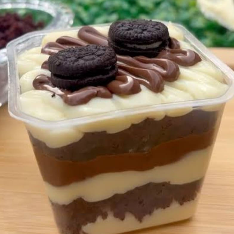 Massa de chocolate, com creme de ninho aerado com brigadeiro gourmet com finalização de Oreo e ganache.