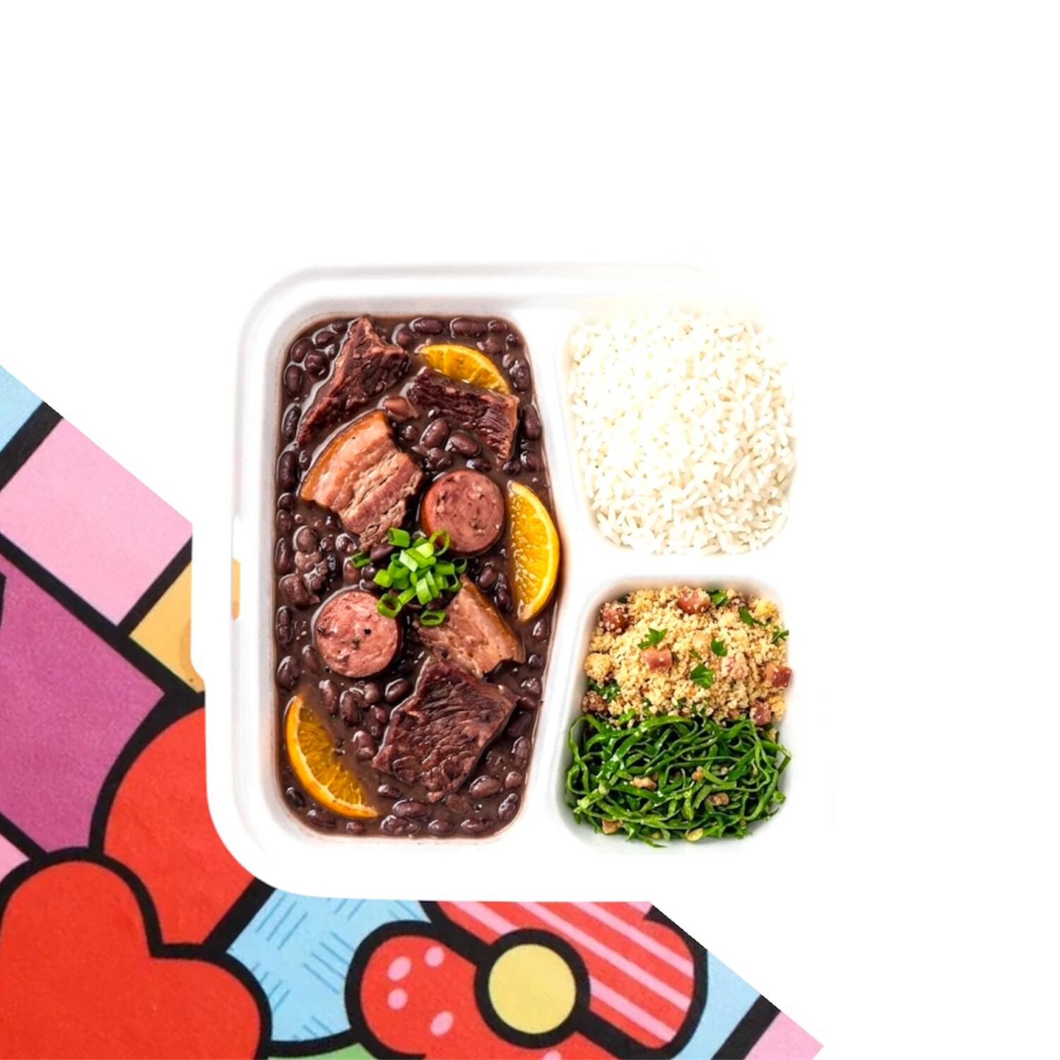 A feijoada que é um verdadeiro evento (e que dá aquela soneca merecida pós-almoço): Feijoada caprichada com charque, linguiça calabresa, bacon, paio, chouriço, carnes de primeira e costelinha defumada, servida em marmitex de isopor com divisórias. Acompanha arroz branco soltinho, couve e farofa crocante em potinho de 30ml.