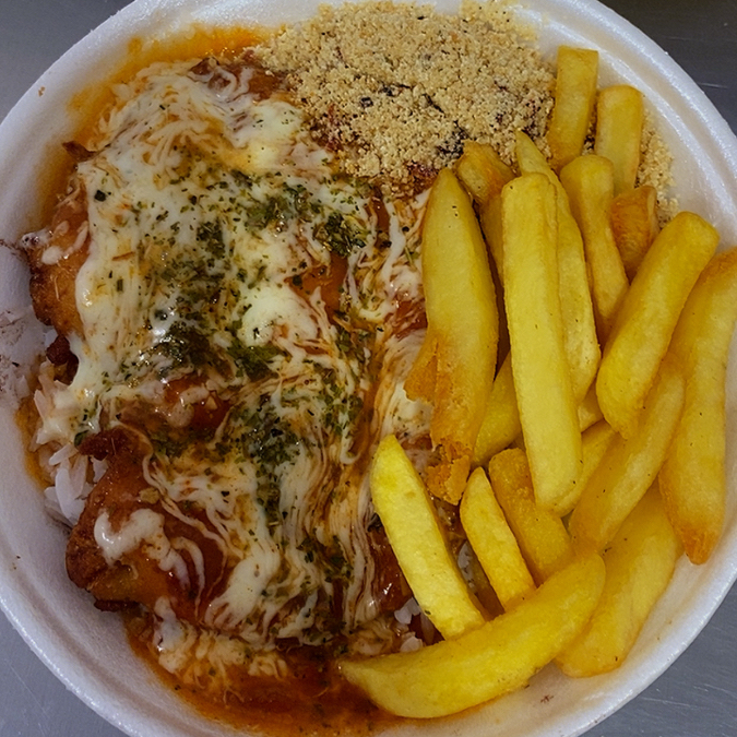 Arroz ,feijão ,farofa ,Parmegiana de frango e batata frita