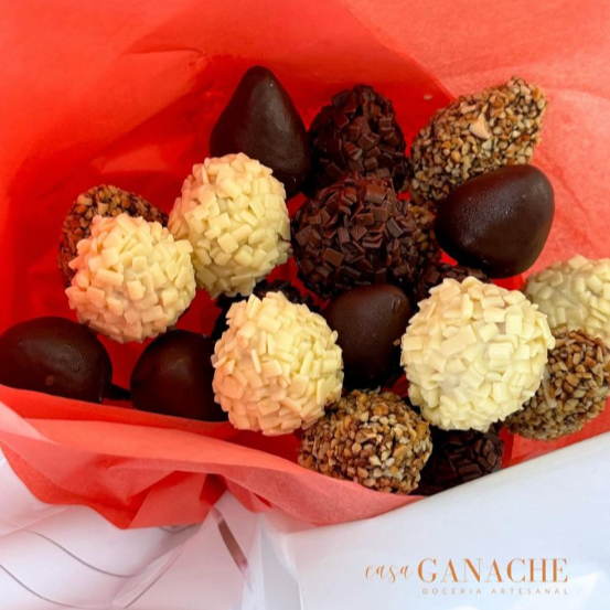 20 unidades de morango cobertos de chocolate e diferentes confeitos