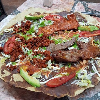 Tlayuda con Tasajo y Chorizo