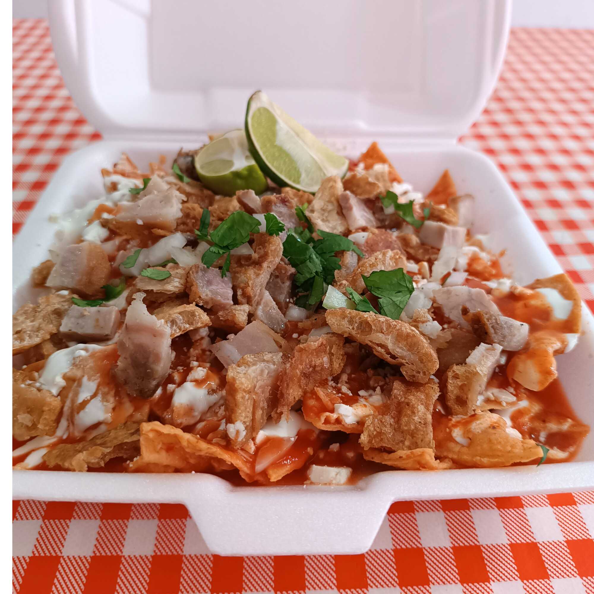 Chilaquiles con chicharrón crujiente
