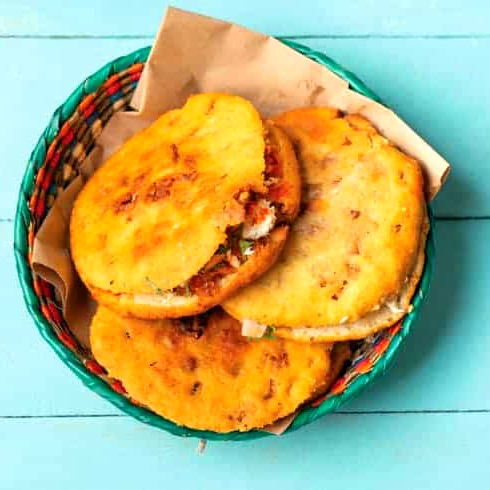 Gordita de chicharron con desebrada de res