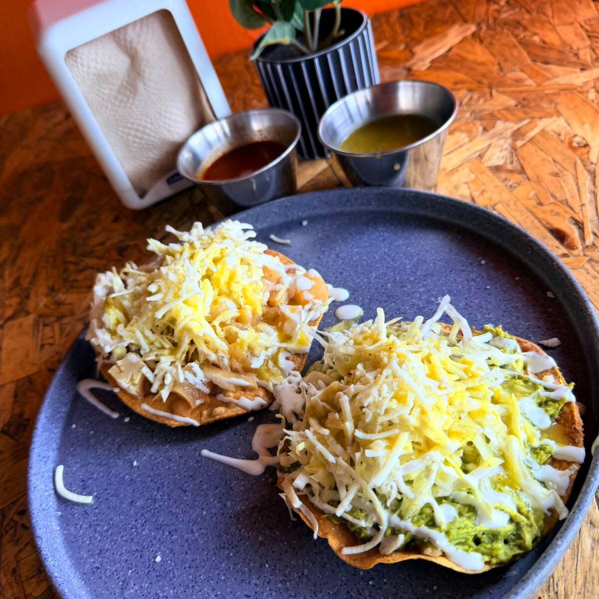 Tostada de Carne Deshebrada de Puerco