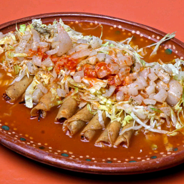Tacos dorados de carne deshebrada