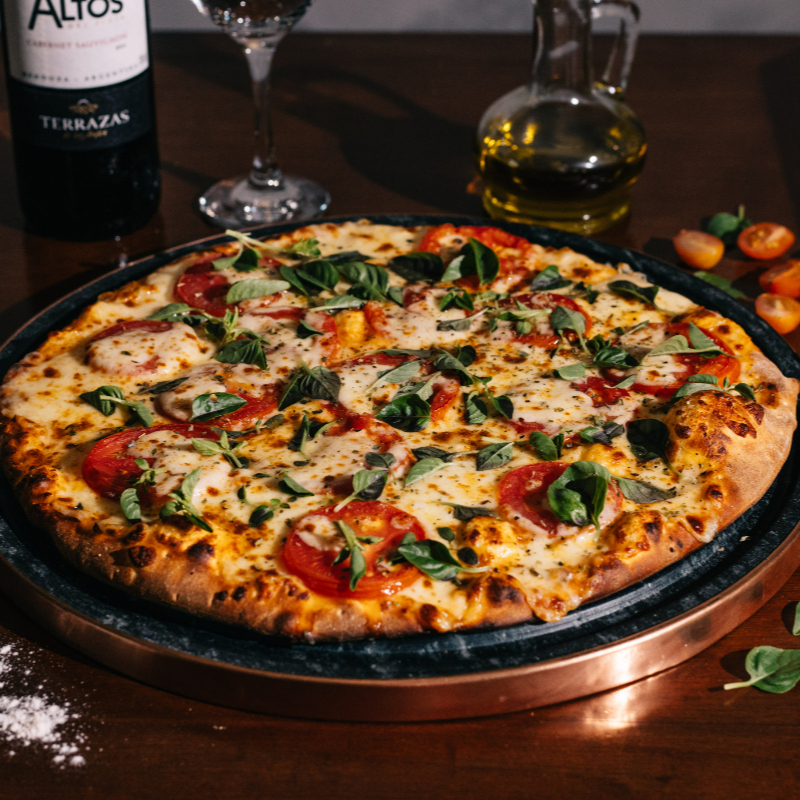 Muss de búfala, tomate italiano sem pele marinado no azeite de oliva e manjericão