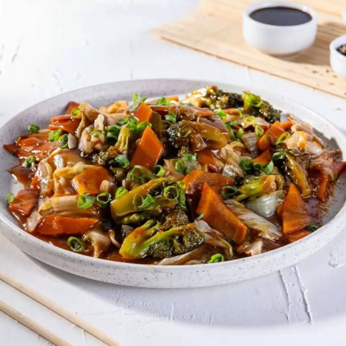 Prato clássico com shimeji e legumes, uma opção saudável e deliciosa.