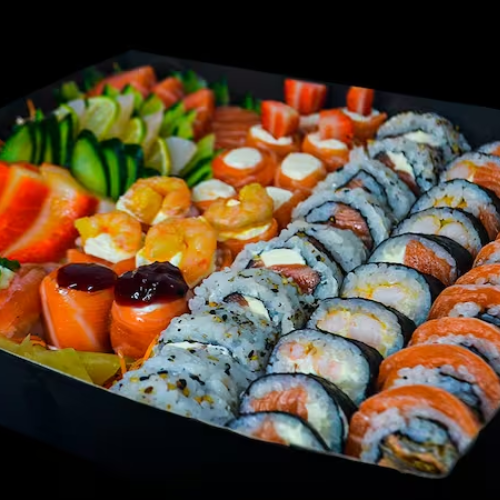 Skin Roll Especial 10 Futomaki Ebi 10 Uramaki Filafelphia 10 Gunkan Framboesa 2 Gunkan Ebi 4 Gunkan Tasty 4 Gunkan Morango 4 Niguiri Salmão Roasted 4 Sashimi Prego Defumado 4 Sashimi Peixe Branco 4 Sashimi Salmão 4 ‼️Nosso combinado de 60 peças é enviado em duas caixas de 30 peças cada. Essas caixas vão na mesma sacola.‼️ ‼️Os pedidos acompanham: 01 hashi, shoyu e teriaky. Demais adicionais como wasabi e gengibre deverão ser adquiridos a parte.
