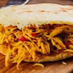 Combo Arepa Pollo Desmechado + Bebida