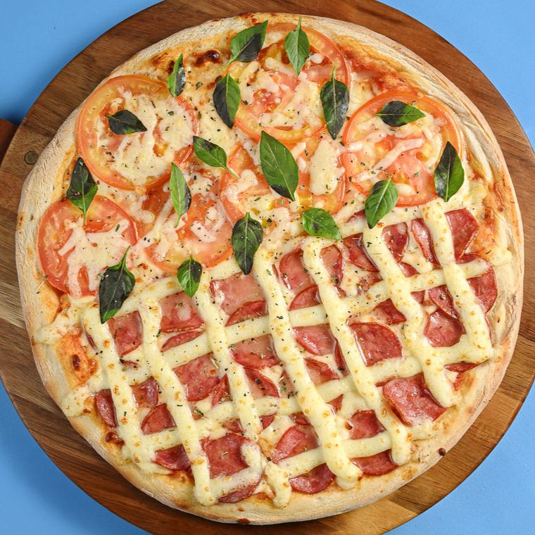 A escolha ideal para quem está em dúvida entre dois sabores. A pizza média meio a meio leva molho de tomate, muçarela e dois sabores à sua escolha, finalizada com orégano sobre massa assada no ponto certo. Tamanho perfeito para dividir ou saborear sozinho com variedade. Monte sua combinação agora e garanta uma refeição completa.