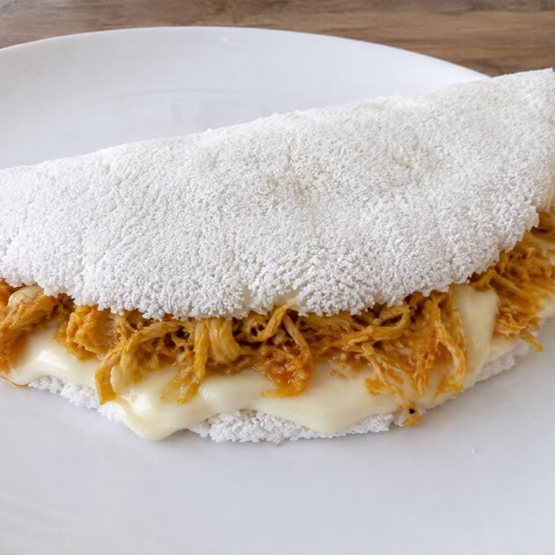 Massa caseira feita na hora, padrão Maitê Tapiocas, recheada com Frango desfiado e catupiry.