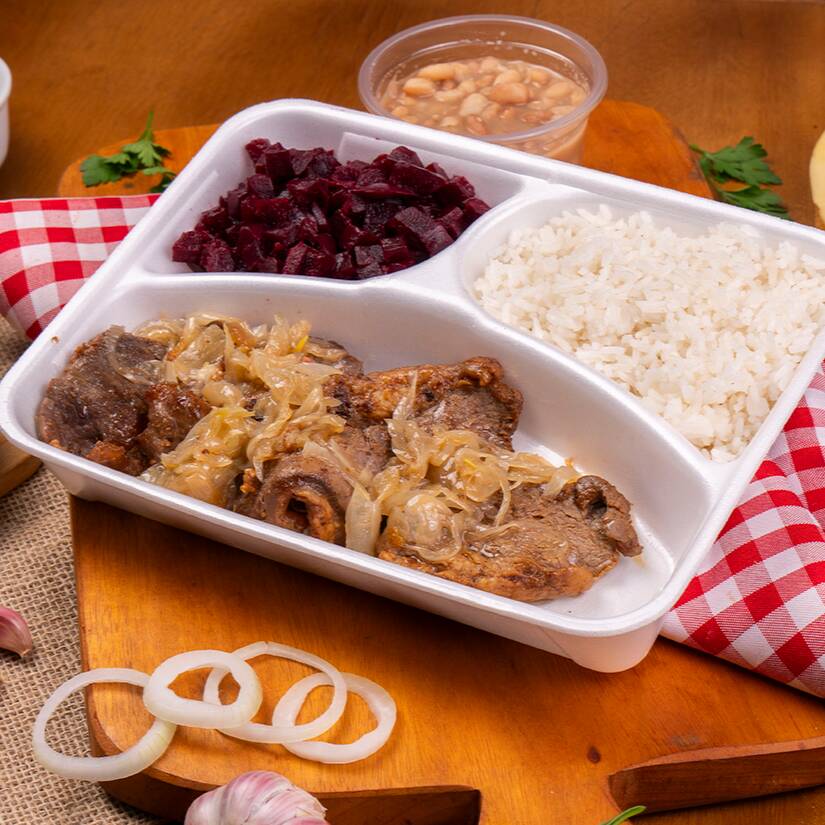 Contra filé macio e super saboroso com tempero supreme é o melhor sem dúvida ! Neste prato você leva uma marmita redonda de isopor com os ingredientes todos juntos, arroz , feijão tropeiro e purê de batata e um super suculento pedaço do nosso delicioso contra filé acebolado . Observação : Salada é um acompanhamento à parte e a marmita com divisórias também.