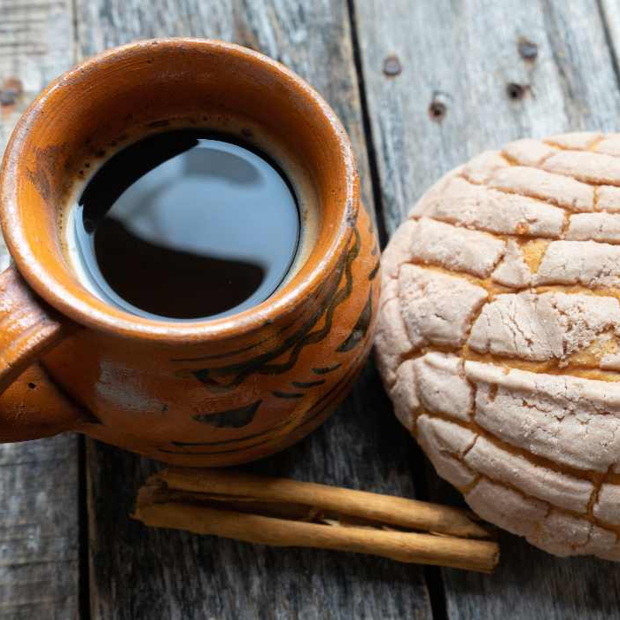 Cafe de olla y pan de dulce.