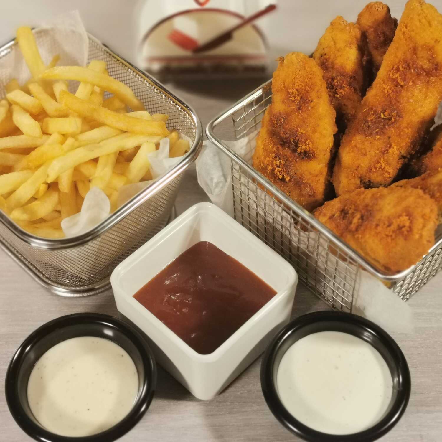 8 hot tenders con papas