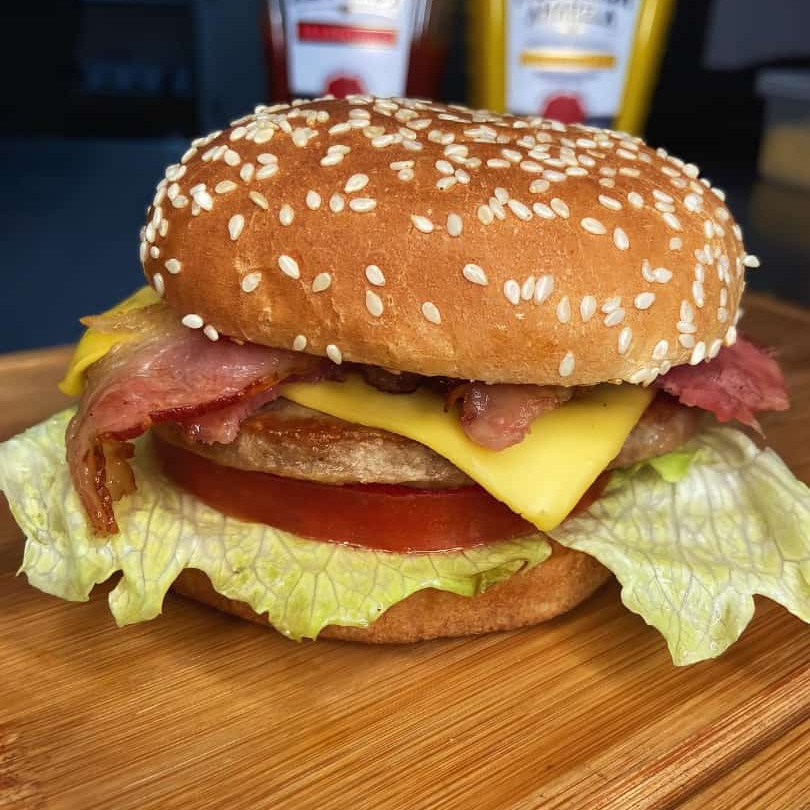 Pão macio com gergelim, 56g de carne na chapa, alface e tomate selecionados e fresquinhos, bacon, queijo prato derretido em cima da carne e o famoso molho Gourmezi. Acompanha maionese temperada.