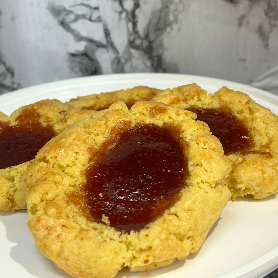 Caxambu: broa de fubá assada douradinha e levemente crocante por fora, com queijo ralado que derrete na massa e recheio generoso de goiaba. Vem com 2 unidades (aproximadamente 150g) de sabor caseiro e irresistível!