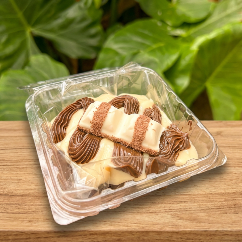 Brownie artesanal de chocolate (5x5 cm), macio por dentro e levemente crocante por fora, coberto com brigadeiro cremoso de Ninho, Nutella e pedaços de Kinder Bueno. Uma sobremesa rica em chocolate, super cremosa e impossível de resistir.