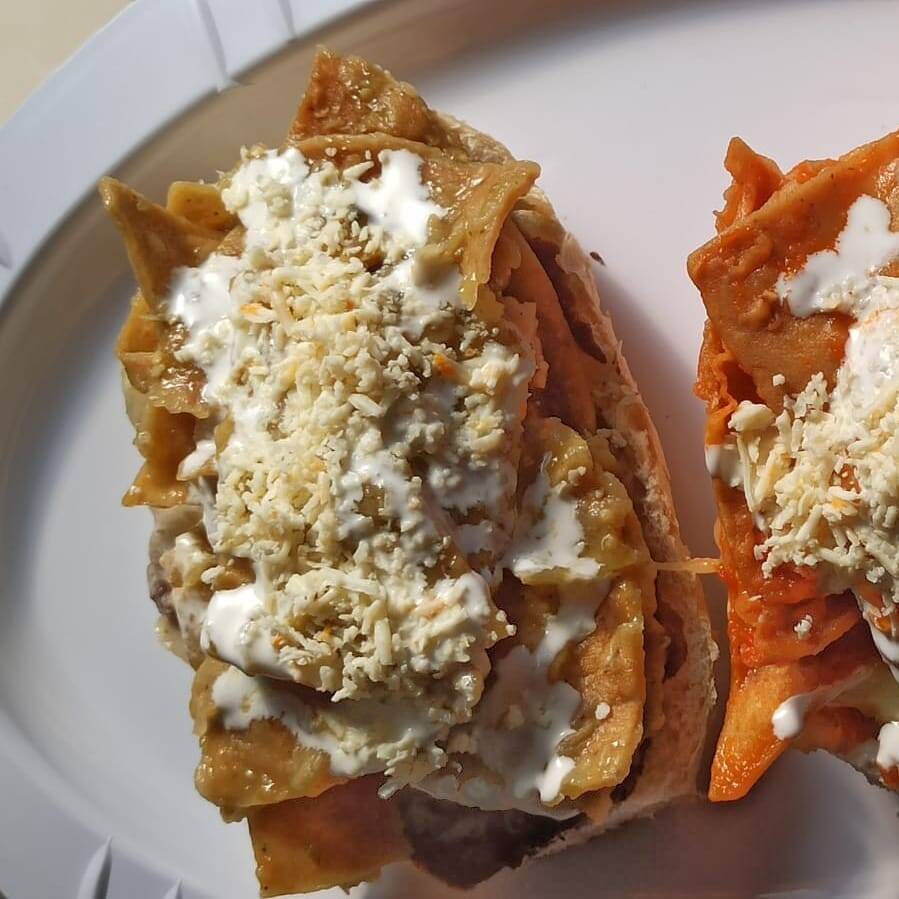 Molletes de chilaquiles verdes